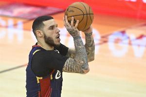 除了三分都挺好！朗佐·鮑爾8中2得6分5板5助2斷 三分6中1