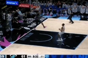 生擒硬拿！鮑威爾一把精準(zhǔn)掏掉球 反擊輕松單臂劈扣！