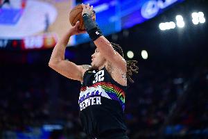 率先發(fā)力！阿隆·戈登首節(jié)6中4獨(dú)得10分 三分2中1