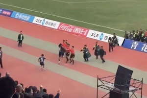 川超涼山隊隊員賽后飛踹主裁，律師：或面臨拘留、罰款與長期禁賽
