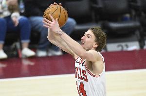 手感也一般！布澤利斯14中5&三分5中2拿到13分4板2助2帽