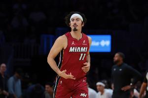 穩(wěn)定輸出！哈克斯半場(chǎng)8中4拿到11分2助 得分全隊(duì)最高