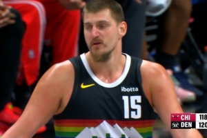 就是自信！約基奇首記三分干拔命中反超比分！此前5中0