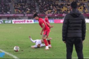 【放大鏡】對(duì)手倒地時(shí)順勢(shì)朝汪士欽的方向踢了一腳，導(dǎo)致后者爆發(fā)