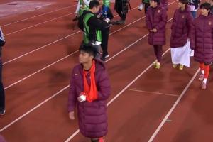 愿無大礙！蒯紀聞賽后謝場時手臂纏著繃帶，本場半場被換下