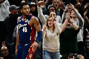 得分火力兇猛！米切爾半場(chǎng)13中10&三分4中3砍下25分 另有3助1斷