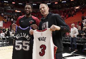 杰倫眼中的自己！?！鞍浊煽肆Α苯苌ね匪?0歲生日快樂(lè)??