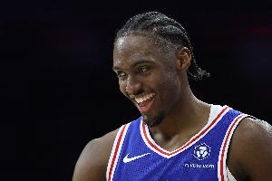 大心臟！馬克西超遠三分出手洞穿籃心 幫助76人擴大優(yōu)勢