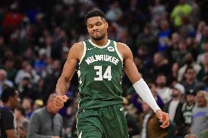 軍不可一日無帥!字母哥受傷下場時兩隊(duì)打平&最終雄鹿輸?shù)?2分