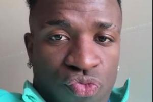 感情火熱??維尼修斯女友社媒曬出視頻通話截圖，二人隔空飛吻