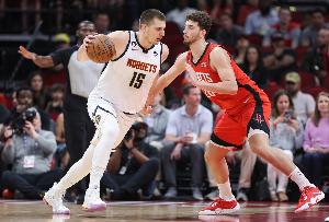 申京約基奇哪個(gè)難防?小卡特：對(duì)位申京不艱難 約基奇是另一個(gè)級(jí)別