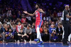 納斯:恩比德膝蓋仍有疼痛感現(xiàn)在是每日觀察 離復(fù)出不遠(yuǎn)了