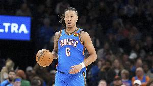 有點(diǎn)離譜！杰林·威廉姆斯發(fā)邊線球 直接扔給大對(duì)角替補(bǔ)席