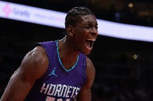 好像是干擾球？迪亞巴特補防飛天大帽巴恩斯