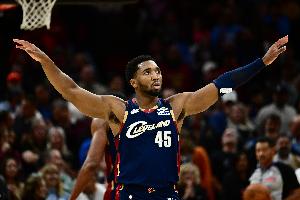 高效帶隊(duì)贏球！米切爾22中14&三分8中4砍下37分 另有5板7助1斷