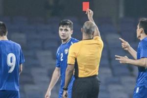 ??卡帥還得教！21歲胡桑諾夫填坑飛鏟吃直紅，生涯135場(chǎng)第2紅