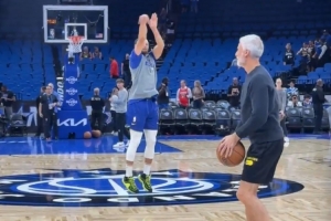 上一場得到9分躺贏一把&今天能反彈嗎？庫里賽前Logo三分兩連中