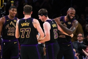 三巨頭！湖人贏球海報：老詹東子小里同時登上封面 八村塁入鏡