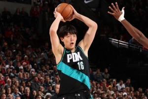 楊瀚森：我們就是在場上執(zhí)行教練的安排 然后打好自己的籃球