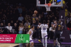 詹姆斯突破被裁判吹李凱爾防守犯規(guī) 爵士挑戰(zhàn)成功拿到球權(quán)