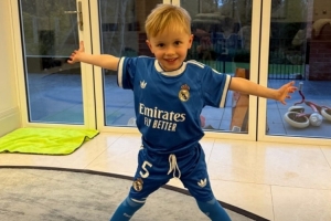 真-兒皇夢！麥迪遜社媒曬兒子身披貝林厄姆皇馬球衣：明智的選擇