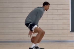 期待回歸！記者曬出文班亞馬在訓(xùn)練館場邊練運(yùn)球視頻