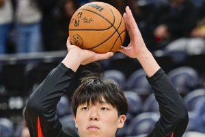 記者：瀚森經(jīng)過(guò)G聯(lián)盟的適應(yīng) 明顯更好地找到比賽節(jié)奏 也更有信心