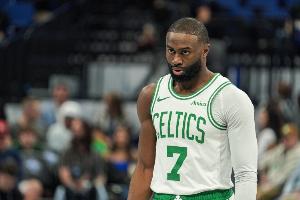 狀態(tài)不好！杰倫·布朗半場6中3拿到6分2板2助 出現(xiàn)3失誤