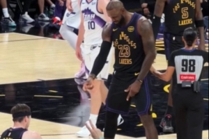 里夫斯投進3+1倒地 詹姆斯數(shù)手指卡節(jié)奏慶祝后拉起擁抱