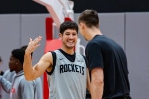 備戰(zhàn)騎士！火箭官方曬訓(xùn)練照 全員面帶笑容&氛圍極佳