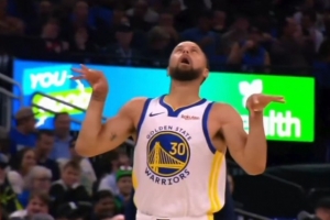 ??哪里來的小學(xué)生？庫里投中三分后抽抽鬼臉嘲諷薩格斯