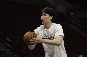 拓記：我猜明天對(duì)公牛楊瀚森還會(huì)出場(chǎng) 因?yàn)榱_威大概率缺席背靠背