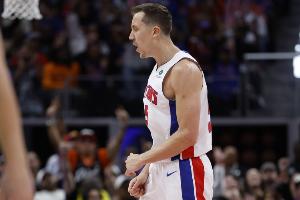 表現(xiàn)還行！鄧肯·羅賓遜半場(chǎng)三分6中3得9分2板3助&為CC送空接助攻