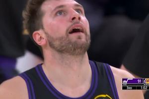 全場高呼MVP！東契奇三分轟進(jìn)再來神奇2+1！三節(jié)37分！