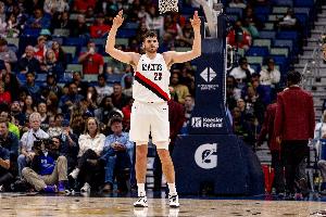 鎮(zhèn)守禁區(qū)！克林根8中3拿到9分12板2助5帽 7前場板