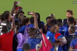 等了半個多世紀(jì)！海地球員賽后圍一起等待確定晉級，隨后狂歡慶祝