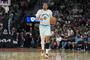 你快回來！凱爾登被包夾后傳球 直接送給場下的文班