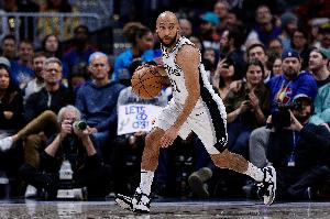 馬刺傷員+1！官方：馬刺后衛(wèi)麥克勞林訓(xùn)練中遭遇右腿筋拉傷