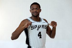 我隊(duì)友真猛！?？怂篂t灑轉(zhuǎn)身中投空心命中 文班場(chǎng)邊露出笑容