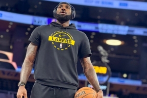 第23季開(kāi)啟！詹姆斯賽前熱身練習(xí)運(yùn)球及三分 以自拋?zhàn)钥劢Y(jié)束熱身