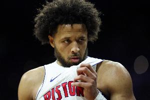 一飛沖天！活塞搶斷反擊 鄧羅拋傳助攻康寧漢姆空接暴扣