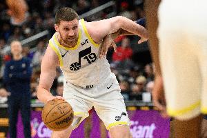 外線有譜！米哈伊柳克側(cè)翼接球 空位三分穩(wěn)穩(wěn)命中