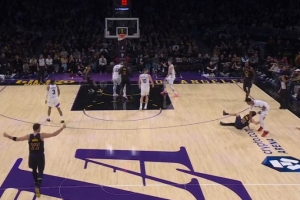 外線開炮！里夫斯三分命中還造犯規(guī) 打成3+1幫助湖人抹平分差