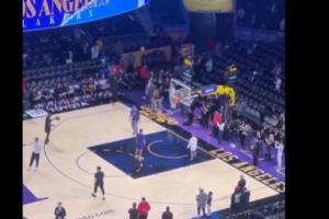 詹姆斯熱身怒砸籃板側(cè)沿！美媒：勒布朗第23年準(zhǔn)備好了????