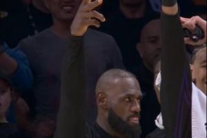 小詹也來啦！布朗尼披掛上陣三分張手就有 詹姆斯場下開心慶祝