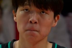 差一點(diǎn)！楊瀚森弧頂空位三分投短砸到籃筐前沿！