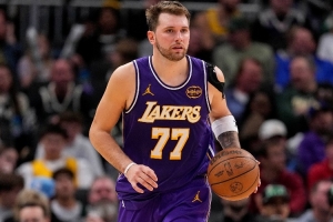 各種掄冒煙！東契奇兩戰(zhàn)合計(jì)砍下78分&命中率48.8% 一共36罰31中