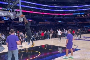 41歲老頭的生涯第23賽季！詹姆斯賽前熱身身輕如燕 拿球就扣