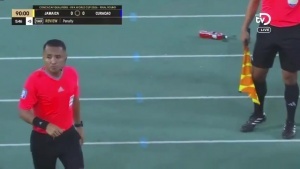 徹底瘋狂！可能絕殺庫拉索的點(diǎn)球被取消，庫拉索解說鬼哭狼嚎慶祝