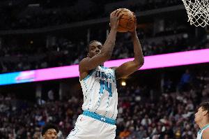 我還你一個！迪亞巴特順下大三步 單臂隔扣以賽亞·杰克遜！